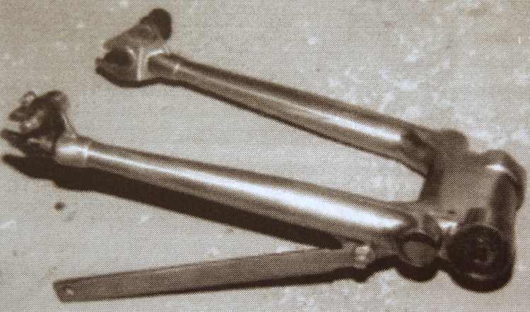 This picture taken by Francois Grosset during the assembly process shows quite well the work done by George Brown to connect the Velocette Swinging arm to the Vincent RFM articulation to the engine