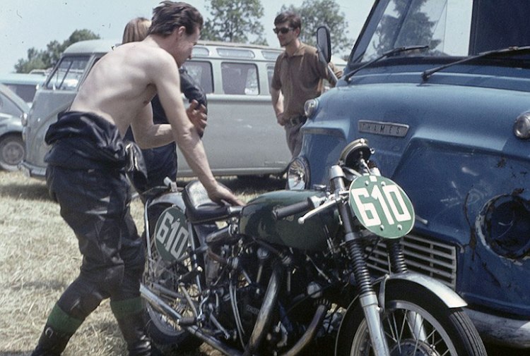 Fritz in the paddock in 1967; as you can see the Black Shadow is fairly stock but the front Girdraulic as already been swapt by a telescopic with a conical brake. The first Egli will be design and built during the next winter.