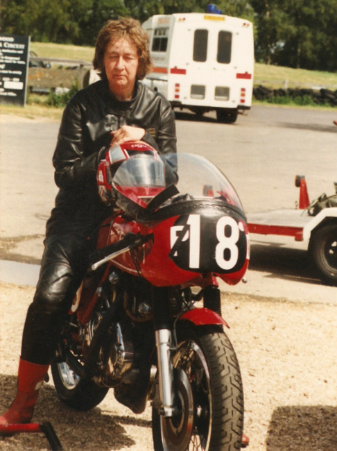 Many thanks to Anne Callagher who was an incredible resource for me to understand the story of these 8 Capon-Vincent. I was also impressed by her knowledge about racing motorcycles and Classic Motorcycles in general. She rides her own bikes since age 21 and regularly rode Lance’s Vincent at demonstration meeting. Picture © Anne Callagher