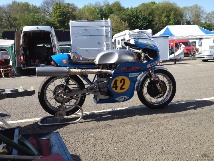 The performance of the Egli-Vincent 500 Racer has improved since the beginning of the season in a few hour of racing, proof that the design foundations are great.