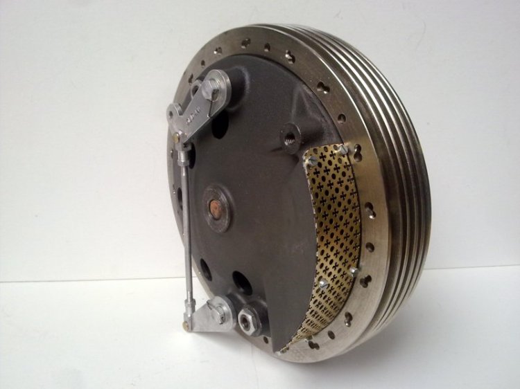 Gaetano Oldani Three models exist: Front 200mm and 230mm and Rear 200mm. For a short time many famous pilots like Hailwood or Hartle use it on their Norton Manx. The 200mm was adopted by Mondial and Moto Morini. The hub cast, brake shoes and shoe plates are in Magnesium, but these are not 4 cams but 2 cams. For 36 spokes rims. Front 230 mm. (6.75 kg) Euro 1.875,00 Front 200 mm. (4.9 kg) Euro 1.625,00 Rear 200 mm. (5.425 kg), 7 sprocket. Euro 1.440,00 For more information see (1) (2)