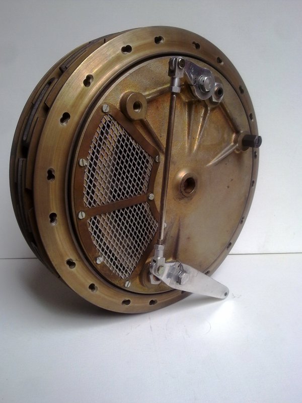 Daniele Fontana The reference. Fontana started to manufacture his brakes in 1964 and sell these to private pilots and works. Soon the range included three excellent front brakes entirely made of magnesium and equipped with four shoes. The "large" Fontana is used on the official Triumph and BSA three-cylinder of the 750 Formula. The "midsize" had an effective diameter of 210 mm. and was designed for racing and sport bikes with engine displacement of 250/350 cc. The "small" Fontana was used on the other hand for smaller racers such the Motobi 175 or Morbidelli 125. All are designed for 36 spokes rims. Front "Small": 3.3 kg and 170 mm effective diameter, 36 spokes | Euro 1,200 Front "Midsize": 6.2 kg and 210 mm effective diameter, 36 spokes | Euro 1,625 Front "Large": -.- kg and 250 mm effective diameter, 40 spokes | Euro 2,375 Rear "Midsize": 5.6 kg and 210 mm effective diameter, 40 spokes, 7 sprocket | Euro 1,315 For more information see (1) (2)