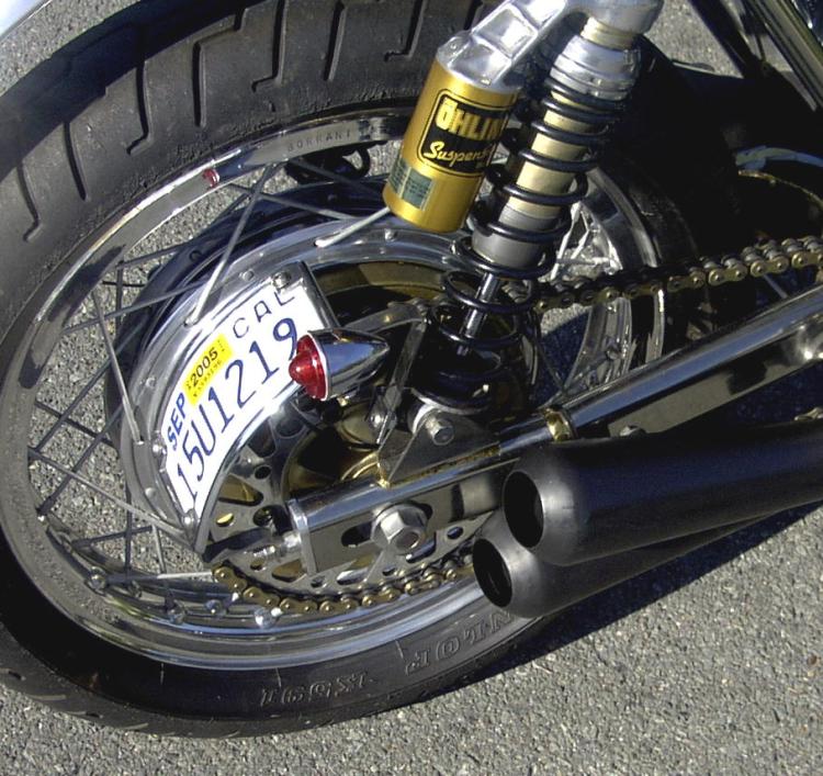 Another Hot-Rod detail is the side license plate fitted on the rear axle with the tail light. Note as well the exhausts, which reminds me the MV Agusta of the good old days. Picture credit: Paul Zell