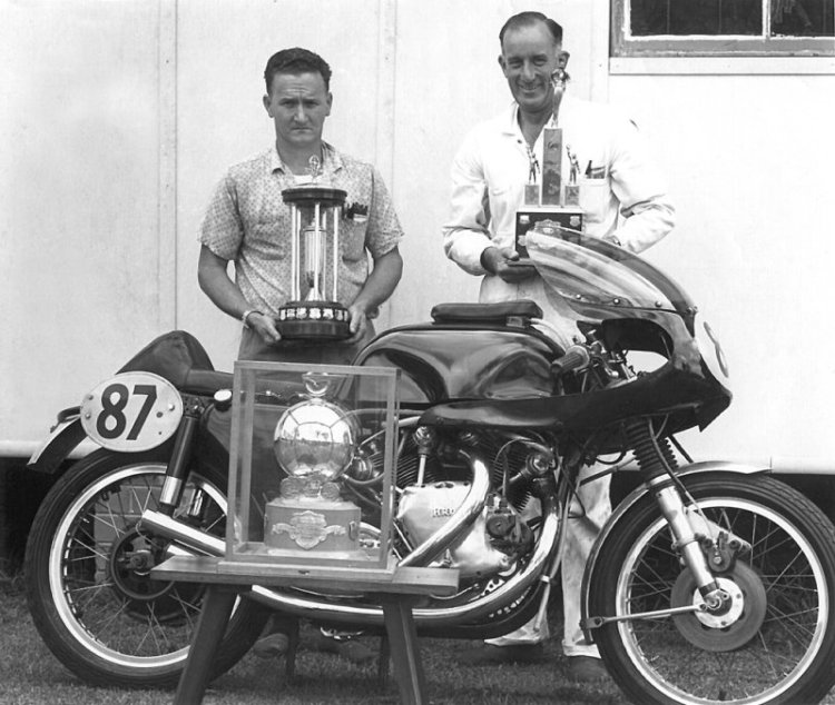 Mk II with Keith Corish (left) and Eric Debenham in 1971 after Bathurst meeting. Corish decided not long after to stop racing and sell the bike. Who can tell that he already this idea in mind with hiss frown on his face while Debenham is enjoying victory?  Picture © The Bike Book.