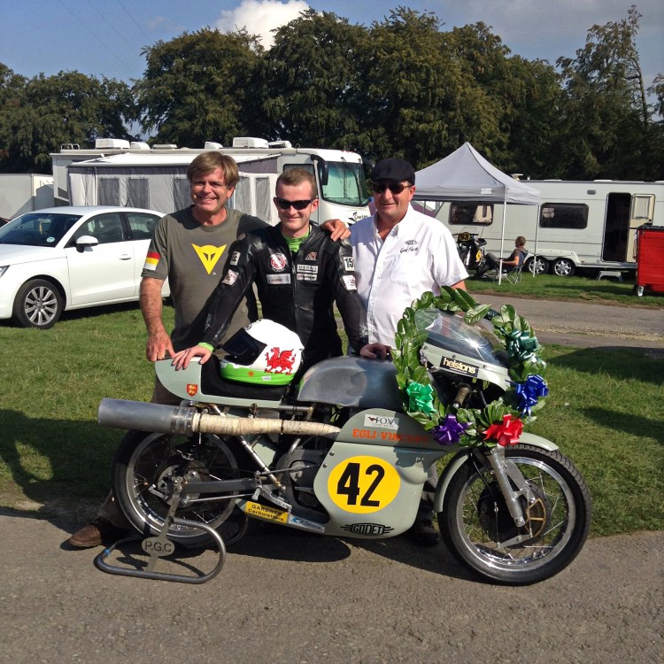 Alex, at the end of the day. All the team is satisfied with the Grey Flash. On the left Peter Fox, the owner of the bike and on the right, Alex's father, Ian.