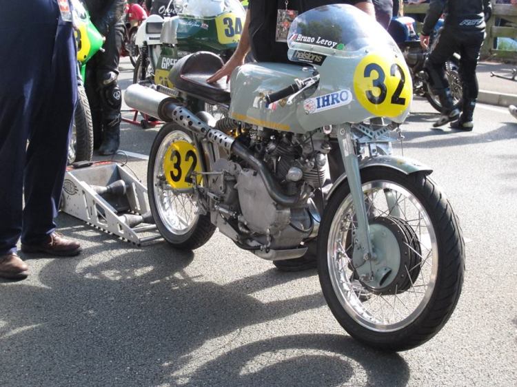 Bruno Leroy's Grey Flash. The chassis is Vincent and so are the suspensions. 