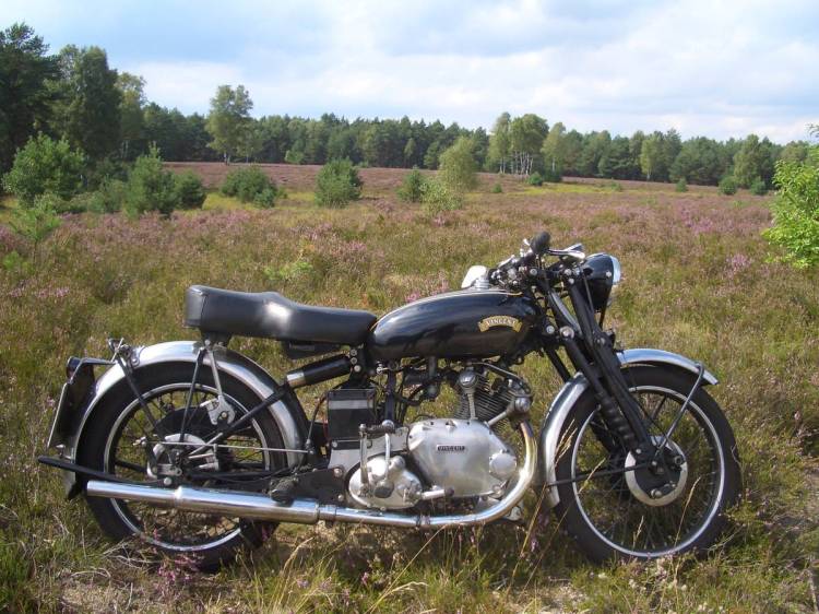 The Comet uses a Burman gearbox which was also used on multiple British motorcycles. Numerous folding kick start were proposed but they are short as designed for singles.